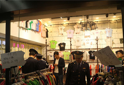 北京工商东城分局今日查获两万余件品牌商标服装